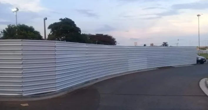 Fechamento com tapume branco